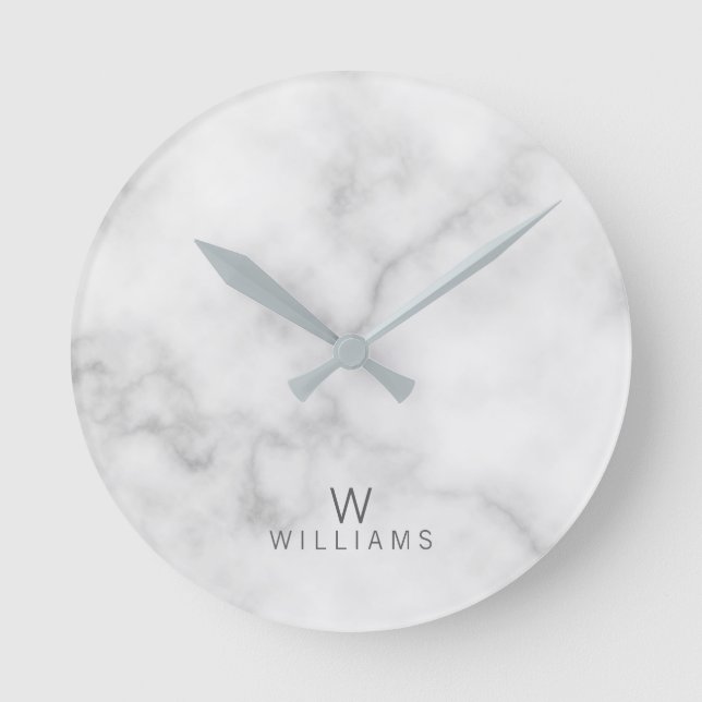 White Marble with Personalized Monogram and Name Runde Wanduhr (Vorderseite)