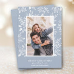 White Merry Christmas Dusty Blue Foto Feiertagskarte<br><div class="desc">Weiße Beeren,  Blätter und Punkte auf einem staubblauen Hintergrund (oder jede Farbe,  die Ihrem Foto entspricht) betonen Ihr LieblingsFoto mit Ihren Namen und grüßen in schicker Schrift unten. Wählen Sie Matte für schwerstes Papier und High Definition für beste Druckqualität.</div>