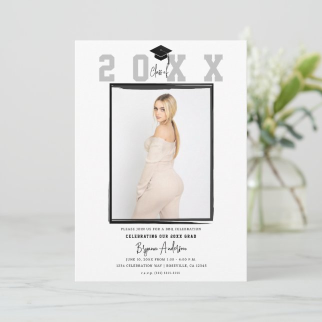 White Minimal Trendy Foto Graduation Party Einladung (Stehend Vorderseite)