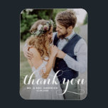 White Modern Calligraphy Foto Wedding Magnet<br><div class="desc">Feiern Sie Ihre Liebe und zeigen Sie Dankbarkeit mit unserem personalisierbaren Foto Hochzeit danke Ihnen Magnet! Dieser einzigartige Sake ist perfekt, um Ihre Lieben an Ihren besonderen Tag zu erinnern und gleichzeitig Ihren herzlichen Dank in einer denkwürdigen Weise auszudrücken. Es verfügt über ein modernes typografisches Foto-Overlay. Personalisieren Sie Ihre Fotos...</div>