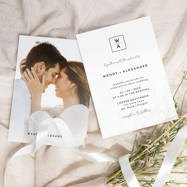 White Modern Script Monogram Wappen Hochzeit Foto Einladung (Von Creator hochgeladen)