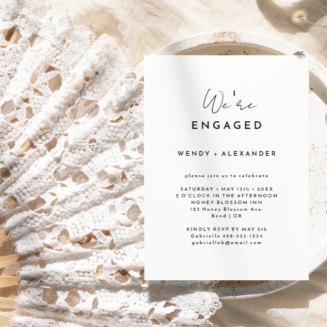 White Modern Script Wir sind Verlobte Engagement P Einladung (Von Creator hochgeladen)