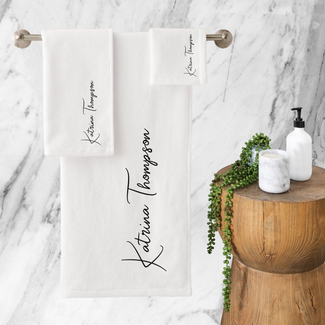 White Modern Signature Script Monogram Badhandtuch Set (Von Creator hochgeladen)