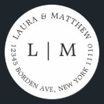 White Monogram Wedding Runder Aufkleber<br><div class="desc">Moderner und minimalistischer Hochzeitsaufkleber mit Ihren zwei ersten Monogrammen und Ihrer Adresse. Ein schlichtes Design,  das noch immer elegant und stilvoll wirkt. Diese Umschläge sind eine hervorragende Möglichkeit,  um Ihrer Hochzeitssuite eine elegante Touch hinzuzufügen.</div>