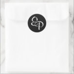 White on Black Script Monogram Umschlag Aufkleber<br><div class="desc">Siegel deine Hochzeitseinladungen mit einem personalisierten Aufkleber, der dein Paar Monogramm zeigt! Die beiden Skriptbriefe verflechten genau so, wie Ihr beiden Leben es wird.</div>