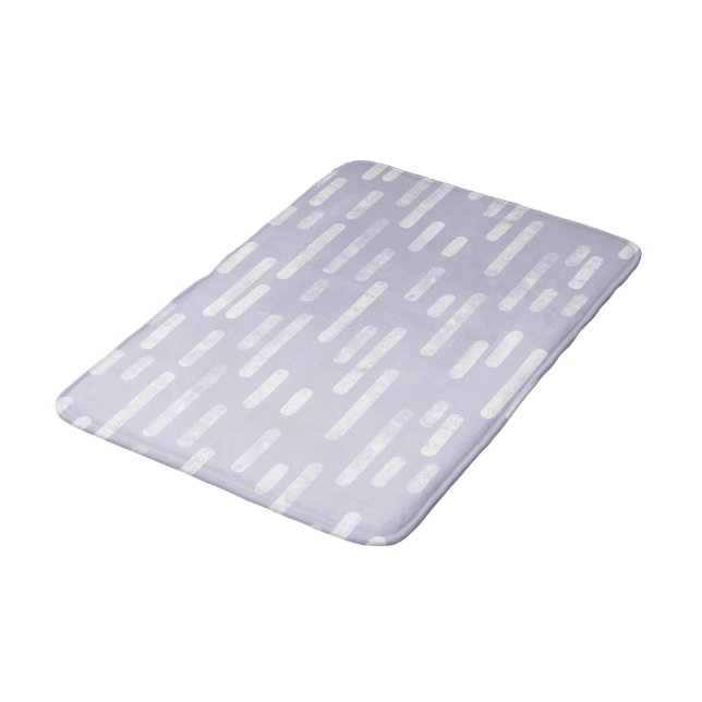 White on Dusty Lila Rounded Lines Pattern Badematte (Schrägansicht)