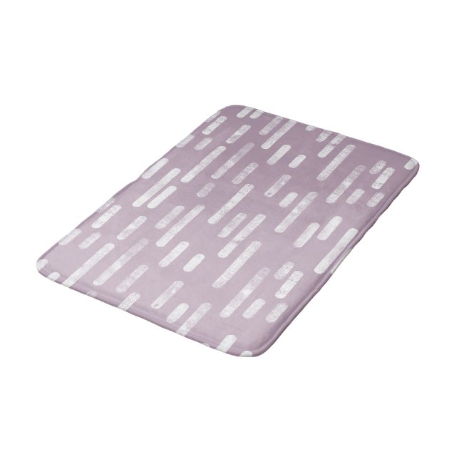 White on Mauve Rounded Lines Pattern Badematte (Schrägansicht)