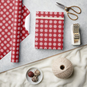 White on Wine Red Nordic Sweater Snowflake Muster Geschenkpapier