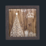 White on Wood Christmas Kiste<br><div class="desc">Weiße Weihnachtsmotive (Baum, Geschenke und Kalligrafie). Passen Sie mit mehr Text oder Bildern Ihren Wünschen an. Karo des Shops für passende Artikel und andere Artikel.</div>
