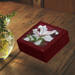 White Oriental Lily Bloom Floral Erinnerungskiste<br><div class="desc">In dieser hölzernen Geschenkboxen mit Keramik-Fliesen,  die ein farbenprächtiges Foto-Bild der rückseitigen Aussicht auf eine weiße orientalische Lily-Blüte vor dem Hintergrund eines flammenden roten Burning Bush-Büschels zeigt,  können Sie Schmuck,  Schmuck und andere kleine Keepsakes aufbewahren. Ein atemberaubendes Blumendesign! Wählen Sie Ihre Geschenkboxen und Farbe.</div>