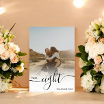 White Overlay chic Skriptnamen Fotos Hochzeit Tischnummer<br><div class="desc">Einfaches Schwarz-weißes Skript Hochzeitstisch-Overlay,  mit einem weißen Overlay-Foto,  und fügen Sie Ihr Foto auf der Rückseite für eine Hochzeit behalten Sake.</div>