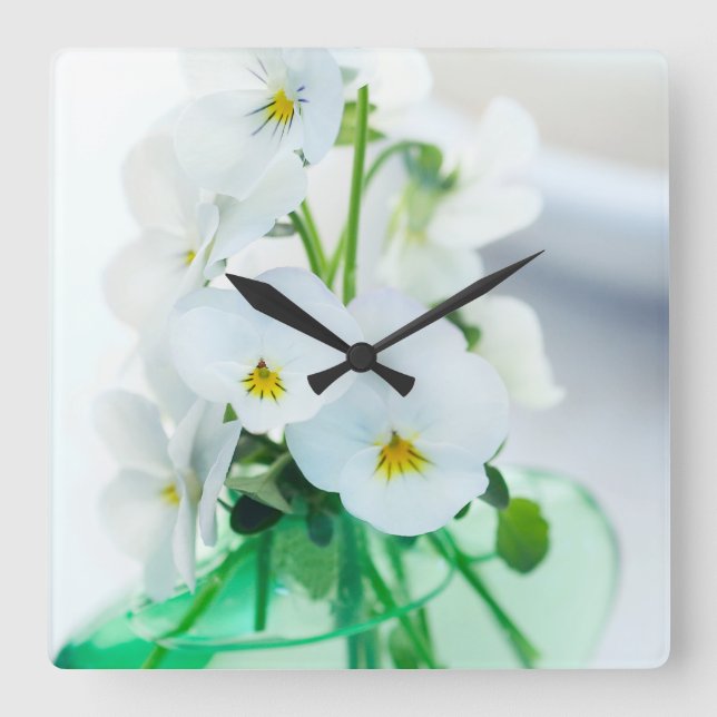 White Pansies Flowers Green Vase Floral Pansy Quadratische Wanduhr (Vorderseite)