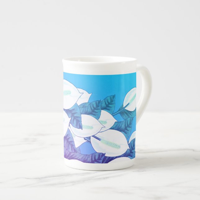White Peace Lily Illustration Blassblau Lila Prozellantasse (Vorderseite Rechts)