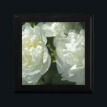 White Peonies Schmuckschachtel<br><div class="desc">klassische,  romantische,  weiße Pfannkuchen - Foto von H Cooper</div>