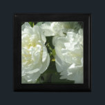 White Peonies Schmuckschachtel<br><div class="desc">klassische,  romantische,  weiße Pfannkuchen - Foto von H Cooper</div>