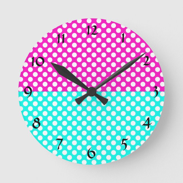 White, Pink and Blue Polka Dot Runde Wanduhr (Vorderseite)
