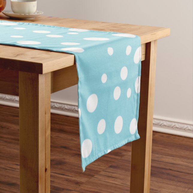 White Polka Dots auf Baby Blue Kurzer Tischläufer (Beispiel)