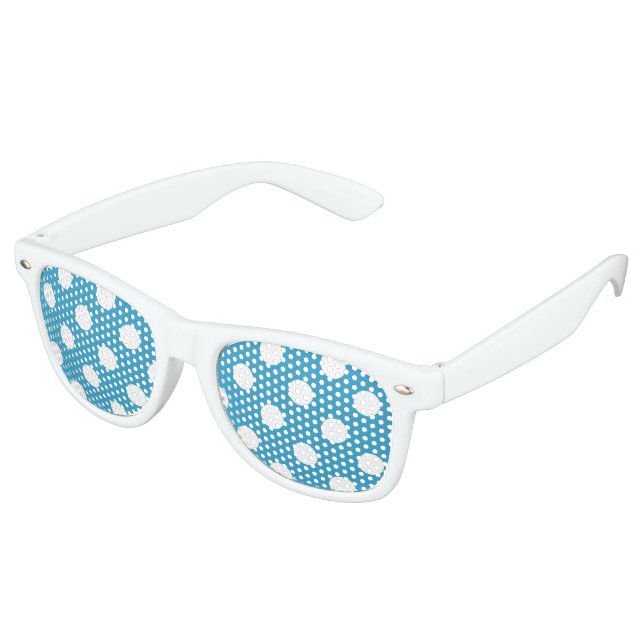 White Polka Dots auf Peacock Blue Background Sonnenbrille (Schrägansicht)