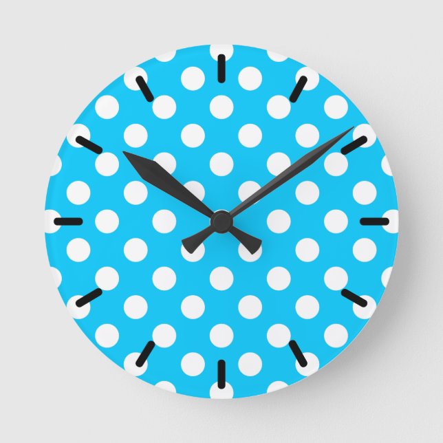 White polka dots on electric blue runde wanduhr (Vorderseite)