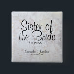 White Reflections Schwester der Bride Nametag Button<br><div class="desc">Dieser schöne Namensschild ist ideal, um die wichtigsten Mitglieder der Hochzeitsfeier am Brautparty, beim Probe-Dinner oder beim Hochzeitsempfang zu identifizieren. Es wurde als Teil unserer Hochzeitssuite White Reflections entworfen und bietet schwarzen Text auf einem Hintergrund, der die Blume und Herzen von Weiß widerspiegelt. Der Text ist vollständig anpassbar und lautet:...</div>