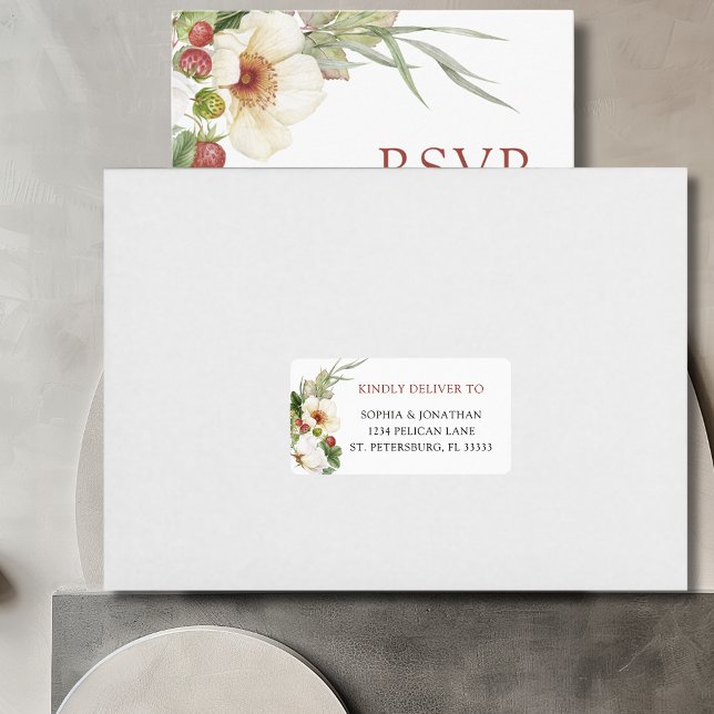 White Rose and Wild Strawberry Wedding RSVP Adressaufkleber (White Rose and Wild Strawberry Wedding RSVP Envelope Address Label)