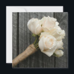 White Rose Bouquet & Barnwood Wedite Einladung<br><div class="desc">Eine Hochzeitseinladung mit einem Foto aus einem Strauß weißer Rosen mit Stielen,  die in einen Burlgarn über einem Hintergrund aus Barnholz eingewickelt sind. Auf der gegenüberliegenden Seite,  die auch mit dem Hintergrund aus Barnholz versehen ist,  können Sie Ihre Veranstaltung individuell gestalten.</div>