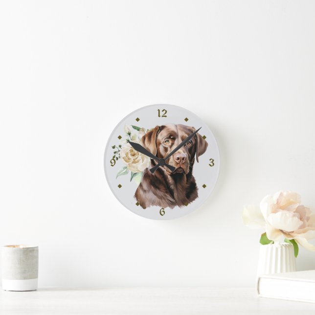 White Rose Bouquet Chocolate Labrador Retriever Runde Wanduhr (Zuhause)