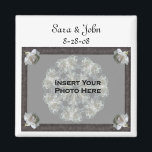 White Roses Elegante Wedding Favor Foto Magnet<br><div class="desc">Eleganter Rahmen mit weißen Rosenbuden Save the Date Hochzeitsankündigung favorisiert Kühlschrank Magnet. Bereit für Ihr besonderes Foto. Füllen Sie Ihre Informationen in der Vorlage aus. Nehmen Sie mehr Änderungen an Text- und Schriftart-Größe, Stil und Farbe vor. Fügen Sie Ihr Foto hinzu, indem Sie auf Ändern klicken und Ihr Bild hochladen....</div>