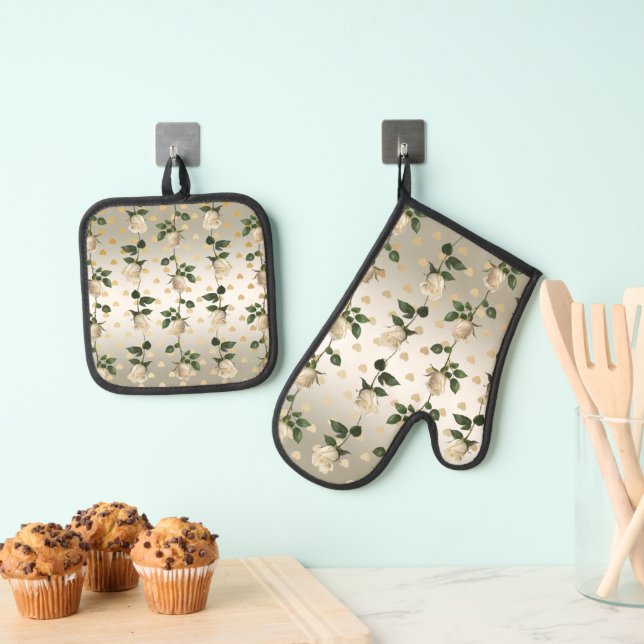 White Roses Gold Hearts Oven Mitt & Pot Holder Set (Insitu (Hängend))