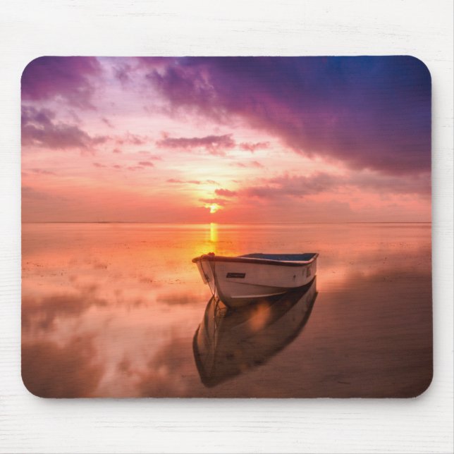 White Row Boat auf dem Körper des Wassers Mousepad (Vorne)