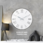 White Silver Metallic Gray Roman Numbers Große Wanduhr<br><div class="desc">Einzigartig minimalistisch und dekorativ korrespondiert mit aktuellem Trend in der Wohngestaltung. Sie können die Form und Farbe der Hand ändern. FlorenceK Design</div>