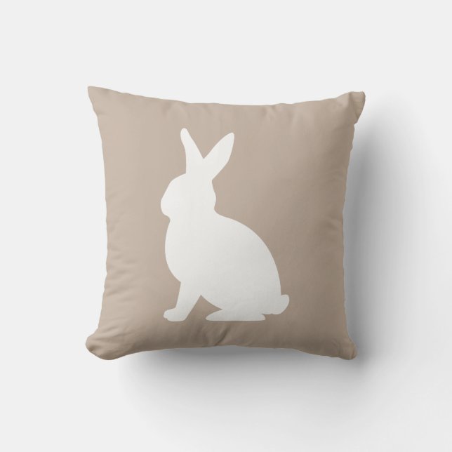 White Sitting Bunny Silhouette On Beige Easter Kissen (Vorderseite)