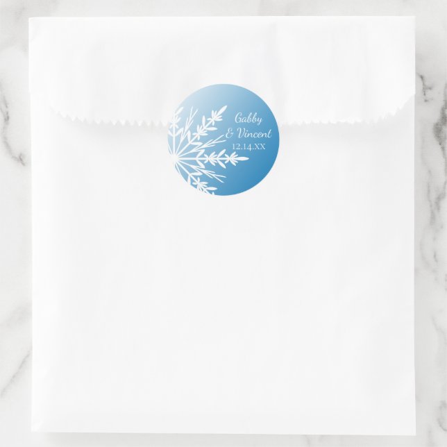 White Snowflake on Blue Winter Wedding Runder Aufkleber (Tasche)