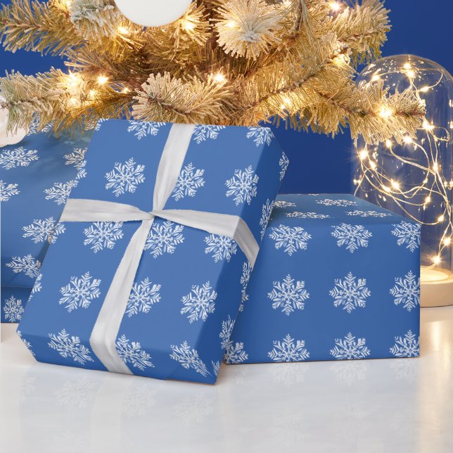 White Snowflake über Blue Christmas Holiday Patter Geschenkpapier (Feiertage)