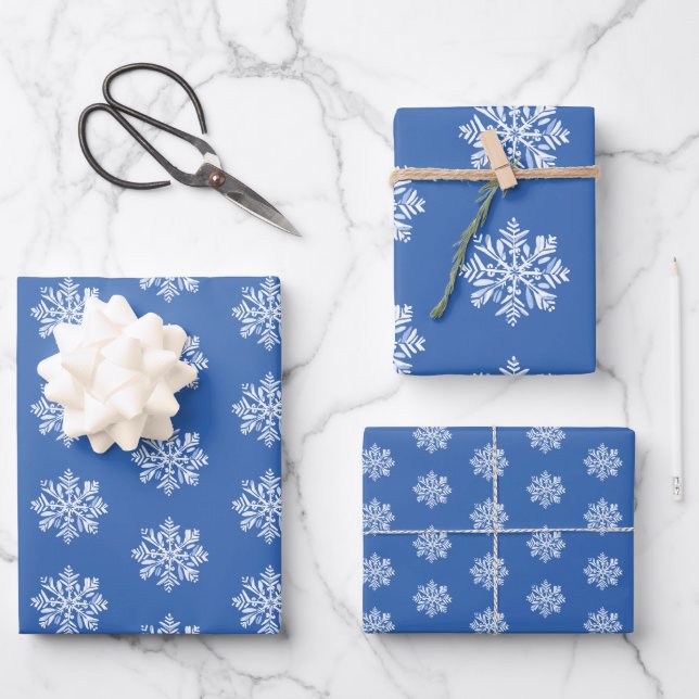 White Snowflake über Blue Christmas Holiday Patter Geschenkpapier Set (Vorderseite)