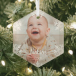 White Snowflakes Foto Ornament Aus Glas<br><div class="desc">Schöne Weihnachtsschmuck: Fügen Sie ein Foto Ihres Babys,  Jungs oder Mädchens,  und ihren Namen und das Jahr. Weiße Schneeflocken werden auf Ihrem Foto gedruckt,  um ihm ein wunderbar winterliches Gefühl zu geben. Bildvorlage über Pixabay,  lizenziert unter CC0 und muss durch Ihr eigenes Foto ersetzt werden</div>