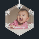 White Snowflakes Foto Ornament Aus Glas<br><div class="desc">Schöne Weihnachtsschmuck: Fügen Sie ein Foto Ihres Babys, Jungs oder Mädchens, und ihren Namen und das Jahr. Weiße Schneeflocken werden auf Ihrem Foto gedruckt, um ihm ein wunderbar winterliches Gefühl zu geben. Bildvorlage über Pixabay, lizenziert unter CC0 und muss durch Ihr eigenes Foto ersetzt werden</div>
