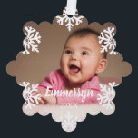 White Snowflakes Foto Ornament Karte<br><div class="desc">Schöne Weihnachtsschmuck: Fügen Sie ein Foto Ihres Babys, Jungs oder Mädchens, und ihren Namen und das Jahr. Weiße Schneeflocken werden auf Ihrem Foto gedruckt, um ihm ein wunderbar winterliches Gefühl zu geben. Bildvorlage über Pixabay, lizenziert unter CC0 und muss durch Ihr eigenes Foto ersetzt werden</div>