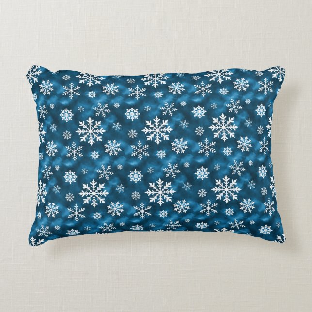 White Snowflakes On Cool Blue Festive Christmas Dekokissen (Vorderseite)
