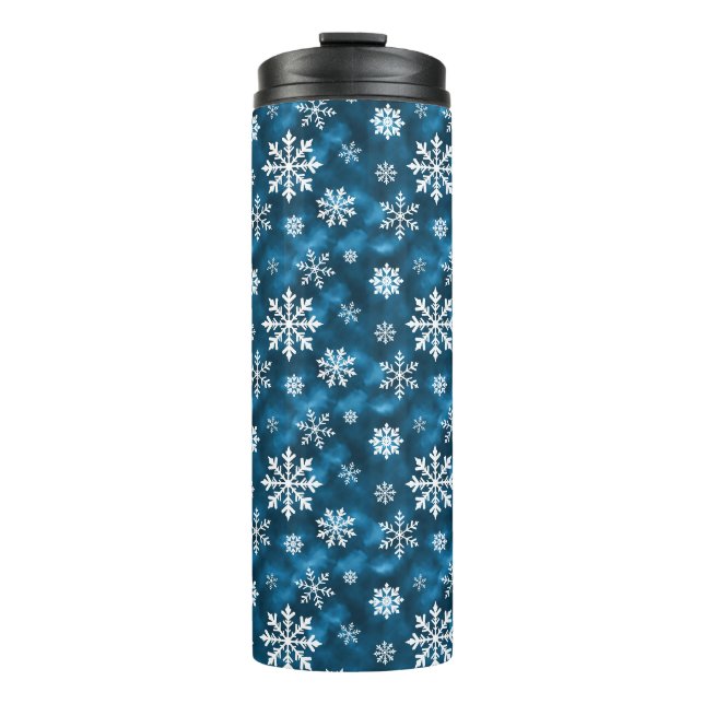 White Snowflakes On Icy Blue Winter Background Thermosbecher (Vorderseite)