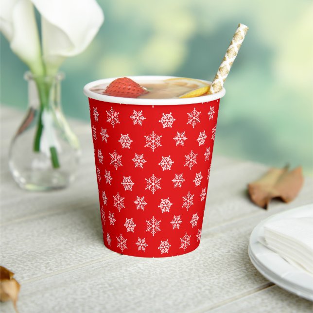 White Snowfloakes über Red Christmas Paper Cups Pappbecher (In Situ)