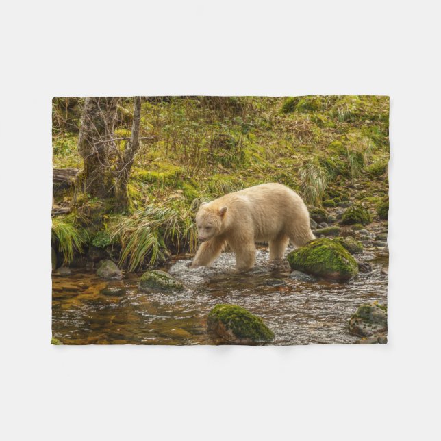 White Spirit Bear jagt Fische auf Riordan Creek Fleecedecke (Vorderseite (Horizontal))