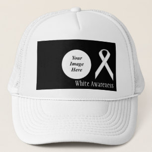 White Standard Ribbon von Kenneth Yoncich Truckerkappe