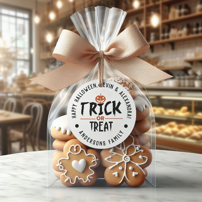 White Stylish Halloween "Trick or Treat" Print Runder Aufkleber (White Stylish Halloween "Trick Or Treat" Print Classic Round Sticker)