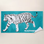 White Tiger Illustration auf Aquamarinen Personali Strandtuch<br><div class="desc">Erstellen Sie ein personalisiertes Geschenk für Ihren Lieblingstier. Dieses Badetuch zeigt einen weißen Tiger mit schwarzen Streifen vor einem hellblauen oder türkisblauen Hintergrund. Es ist bereit,  mit einem Namen in fett weißer Schrift personalisiert zu sein.</div>