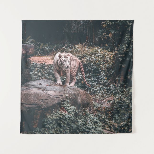 WHITE TIGER STANDING ON GREY STONE WANDTEPPICH (Vorderseite)