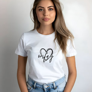 White Trendy Wifey in Heart Print Frau T-Shirt
