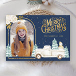 White Truck Snowman Gold Christmas Foto Navy Blue Feiertagskarte<br><div class="desc">Erleben Sie Ihre Gäste mit dieser eleganten Weihnachtskarte aus Holz, die einen niedlichen weißen LKW und einen bezaubernden Schneemann mit weißen Blume beherbergt. Fügen Sie einfach Ihren Text auf dieser leicht zu bedienenden Vorlage hinzu und schmücken Sie diese Karte mit Ihrem bevorzugten Foto, um sie zu einer einmaligen Urlaubskarte zu...</div>