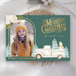 White Truck Snowman Gold Weihnachts-Foto Aquamarin Feiertagskarte<br><div class="desc">Erleben Sie Ihre Gäste mit dieser eleganten Weihnachtskarte aus Holz, die einen niedlichen weißen LKW und einen bezaubernden Schneemann mit weißen Blume beherbergt. Fügen Sie einfach Ihren Text auf dieser leicht zu bedienenden Vorlage hinzu und schmücken Sie diese Karte mit Ihrem bevorzugten Foto, um sie zu einer einmaligen Urlaubskarte zu...</div>