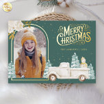 White Truck Snowman Weihnachts-Foto Aquamarin Gold Folien Feiertagskarte<br><div class="desc">Erleben Sie Ihren Gast mit dieser eleganten Weihnachtskarte aus Holz im Winter mit einem niedlichen weißen LKW und einem bezaubernden Schneemann mit echten Goldfolienelementen. Fügen Sie einfach Ihren Text auf dieser leicht zu bedienenden Vorlage hinzu und schmücken Sie diese Karte mit Ihrem bevorzugten Foto, um sie zu einer einmaligen Urlaubskarte...</div>